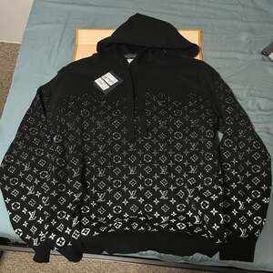 Louis Vuitton Monogram Degrade Hoodie
Men's SZ US XL